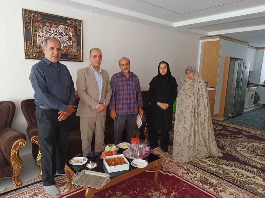 تجلیل از سال‌ها ایثار و خدمت آزاده بازنشسته بهزیستی همدان