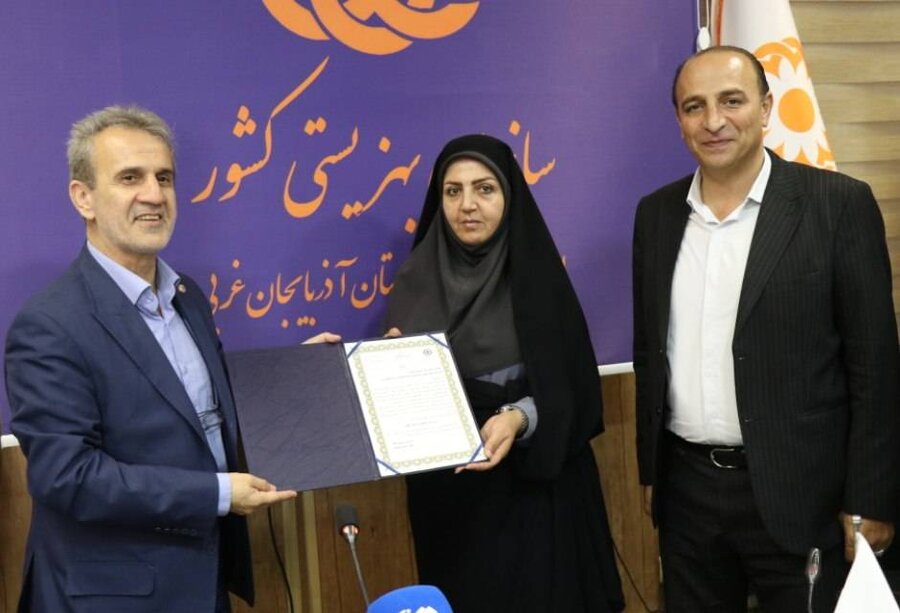 تجلیل معاون سلامت اجتماعی سازمان بهزیستی کشور از مدیر روابط عمومی بهزیستی آذربایجان‌غربی