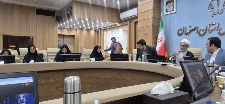 نشست هم‌اندیشی قضات و مشاوران خانواده برای تقویت صلح و سازش زوجین برگزار شد