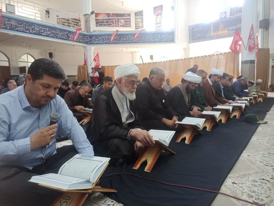 رئیس و کارکنان بهزیستی کامیاران در مراسم گرامیداشت چهلم رهبر شهید انقلاب حضور یافتند