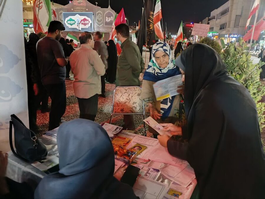 برپایی میز خدمت اداره بهزیستی شهرستان کرمان در حاشیه تجمع مردمی