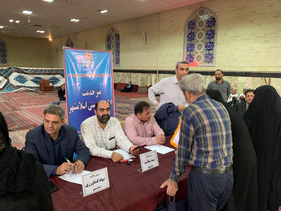 اسلامشهر | برگزاری میز خدمت اداره بهزیستی  در نماز جمعه به مناسبت هفته دولت