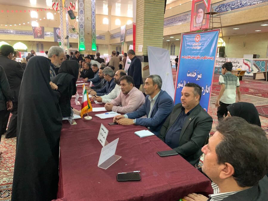 اسلامشهر | برگزاری میز خدمت اداره بهزیستی  در نماز جمعه به مناسبت هفته دولت