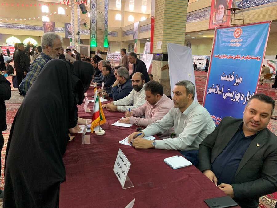 اسلامشهر | برگزاری میز خدمت اداره بهزیستی  در نماز جمعه به مناسبت هفته دولت