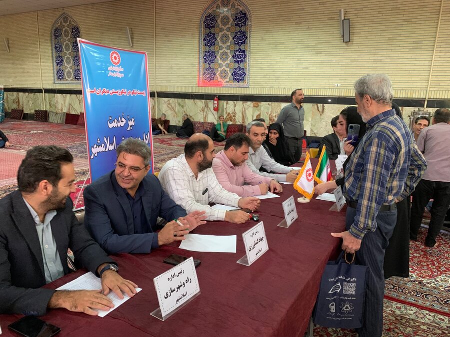 اسلامشهر | برگزاری میز خدمت اداره بهزیستی  در نماز جمعه به مناسبت هفته دولت