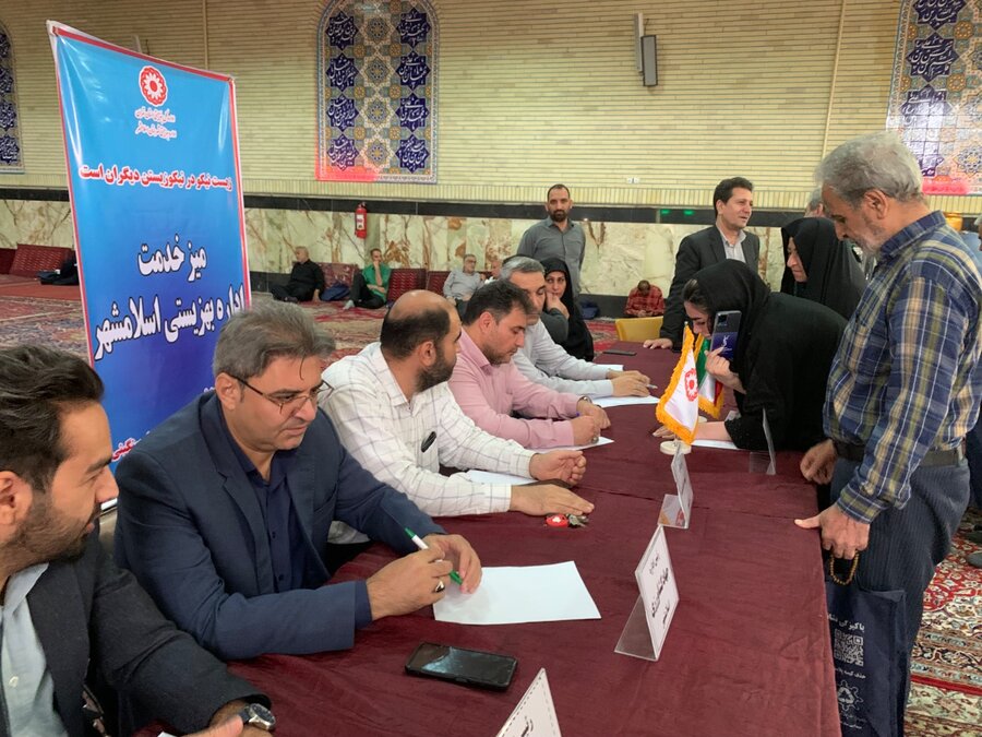 اسلامشهر | برگزاری میز خدمت اداره بهزیستی  در نماز جمعه به مناسبت هفته دولت