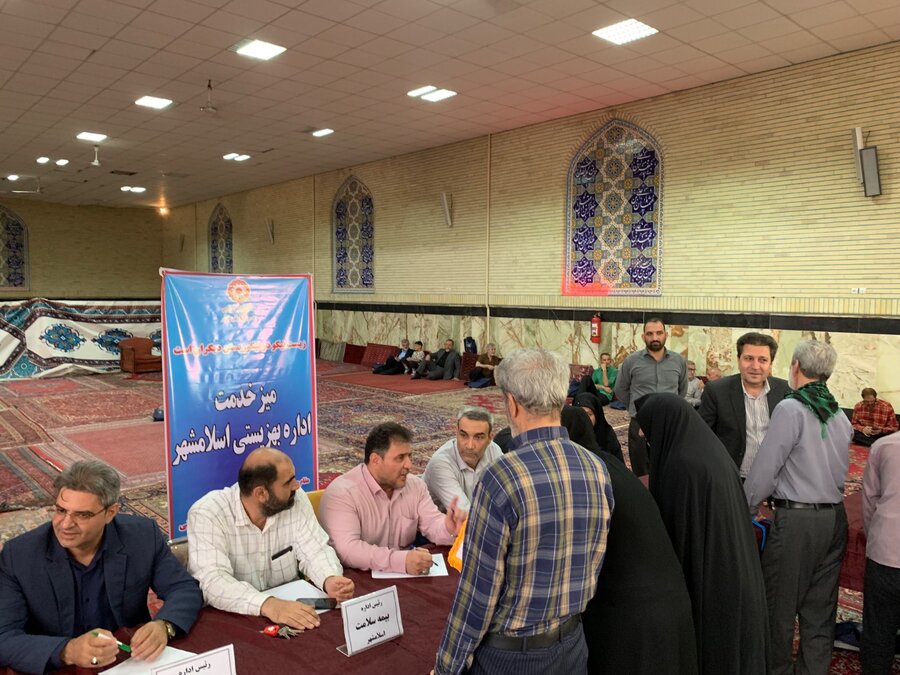 اسلامشهر | برگزاری میز خدمت اداره بهزیستی  در نماز جمعه به مناسبت هفته دولت