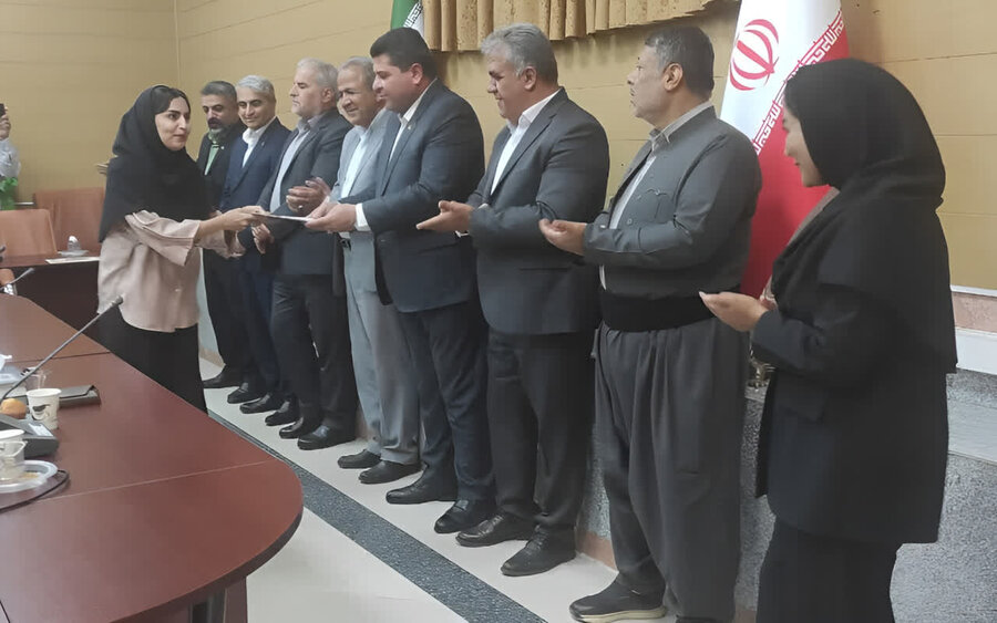 مسئولان شهرستان بانه از عوامل نمایشگاه صنایع دستی مرکز حرفه‌آموزی معلولان تقدیر کردند