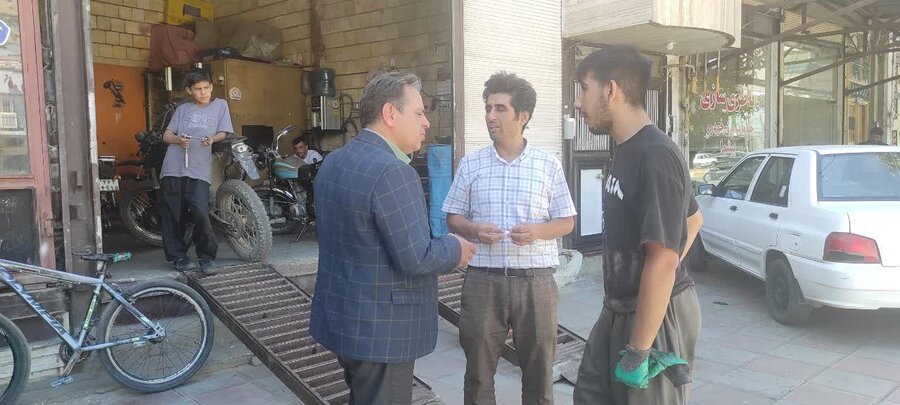 معاون مشارکت‌های مردمی بهزیستی کردستان از طرح‌های اشتغال‌زایی مددجویان در بانه بازدید کرد