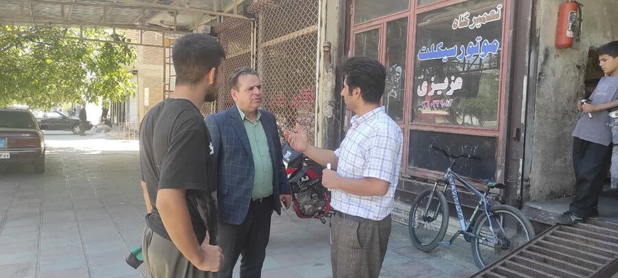 معاون مشارکت‌های مردمی بهزیستی کردستان از طرح‌های اشتغال‌زایی مددجویان در بانه بازدید کرد