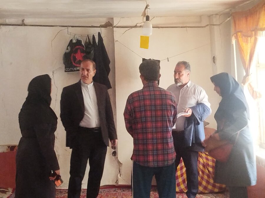 بازدید مدیرکل بهزیستی خراسان شمالی از منازل مددجویان چنارانشهر/ توزیع ۳۰ سبد معیشتی میان خانوادههای تحت حمایت