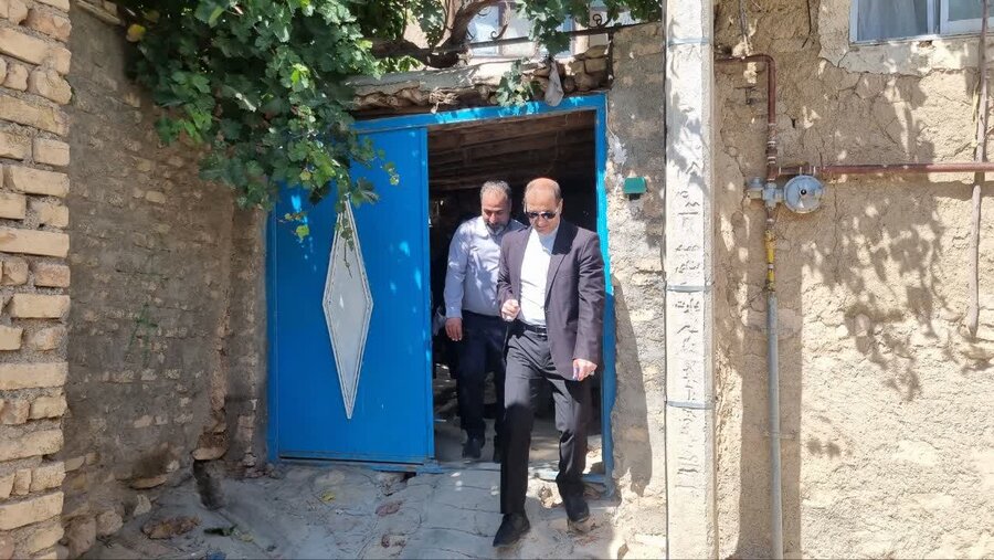 بازدید مدیرکل بهزیستی خراسان شمالی از منازل مددجویان چناران‌شهر/ توزیع ۳۰ سبد معیشتی میان خانواده‌های تحت حمایت
