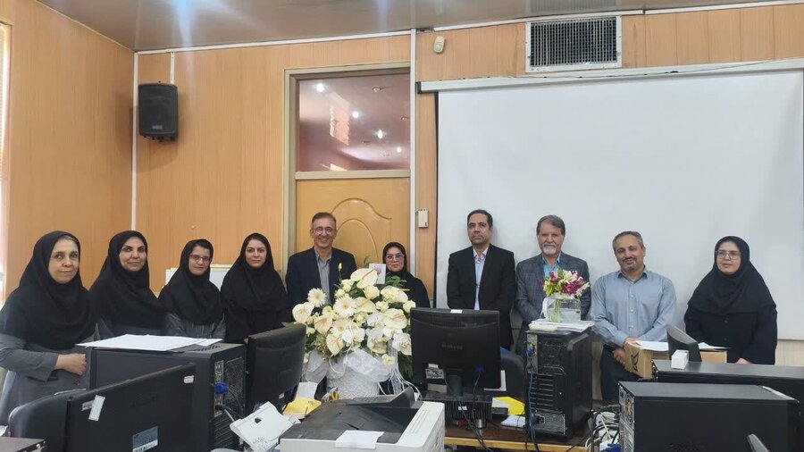 مدیرکل بهزیستی استان اصفهان از پزشکان اداره‌کل بهزیستی استان اصفهان به مناسبت روز پزشک تقدیر کرد