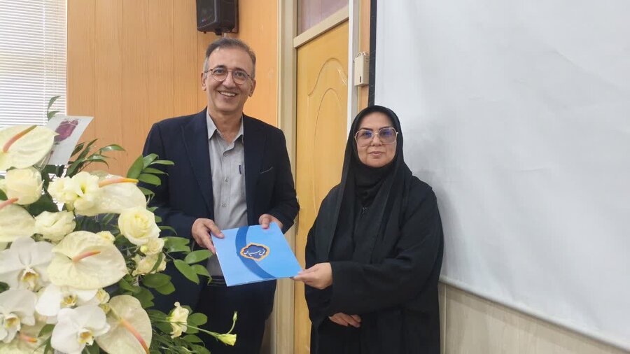 مدیرکل بهزیستی استان اصفهان از پزشکان اداره‌کل بهزیستی استان اصفهان به مناسبت روز پزشک تقدیر کرد