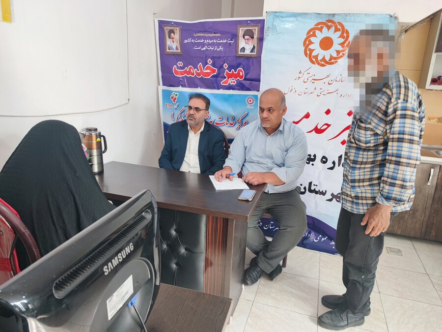 برپایی میز خدمت در هفته دولت؛ پاسخگویی رئیس بهزیستی دزفول به مطالبات مددجویان