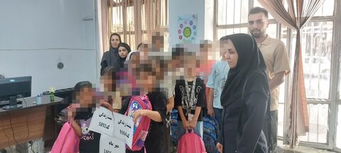 توزیع ۱۷ بسته لوازم‌التحریر در قالب پویش «همه حاضر» میان دانش‌آموزان نیازمند ملایری
