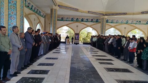 غبارروبی مزار شهدای فامنین همزمان با آغاز هفته دفاع مقدس