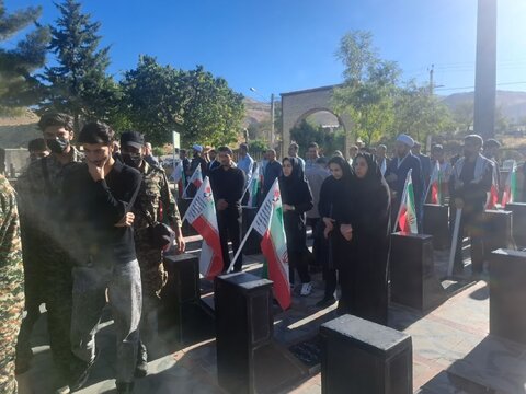غبارروبی و عطرافشانی گلزار شهدای تویسرکان به مناسبت هفته دفاع مقدس