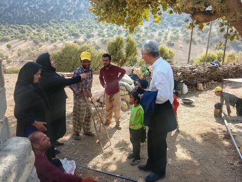 پیگیری میدانی مسائل مددجویان بهزیستی در روستای صعب‌العبور ممبین ایذه