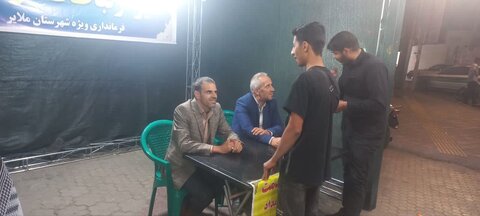 بهزیستی ملایر پای صحبت شهروندان؛ برپایی میز خدمت در تجمعات شبانه