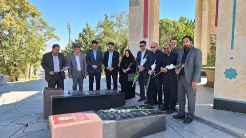 ادای احترام مسئولان بهزیستی استان همدان به شهدای دفاع مقدس