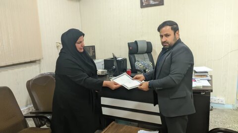 تجلیل از مسئول مرکز سالمندان گتوند به مناسبت هفته ملی سالمندان
