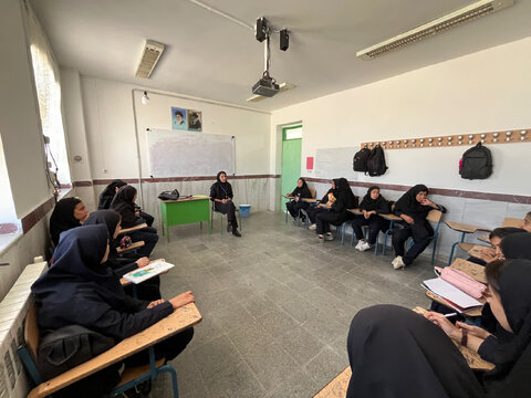 آغاز دوره آموزشی «بلوغ و نوجوانی» در مدرسه آزاده روستای حسین‌آباد عاشوری