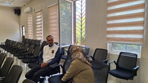 فیلم | آموزش پیشگیری از سالمندآزاری و سنجش رایگان فشار خون در طرح «گام نقره‌ای»
