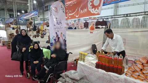 بازدید رئیس بهزیستی رزن از غرفه بانوان کارآفرین تحت پوشش در نمایشگاه بین‌المللی همدان