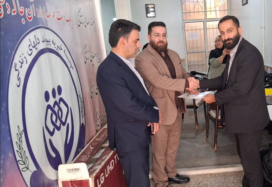 بهارستان |  تقدیر وتجلیل  رئیس اداره بهزیستی ازمدیرعامل موسسه پیوند دل ها در خصوص اهدای  لوزام التحریر در قالب طرح (سلام محله)