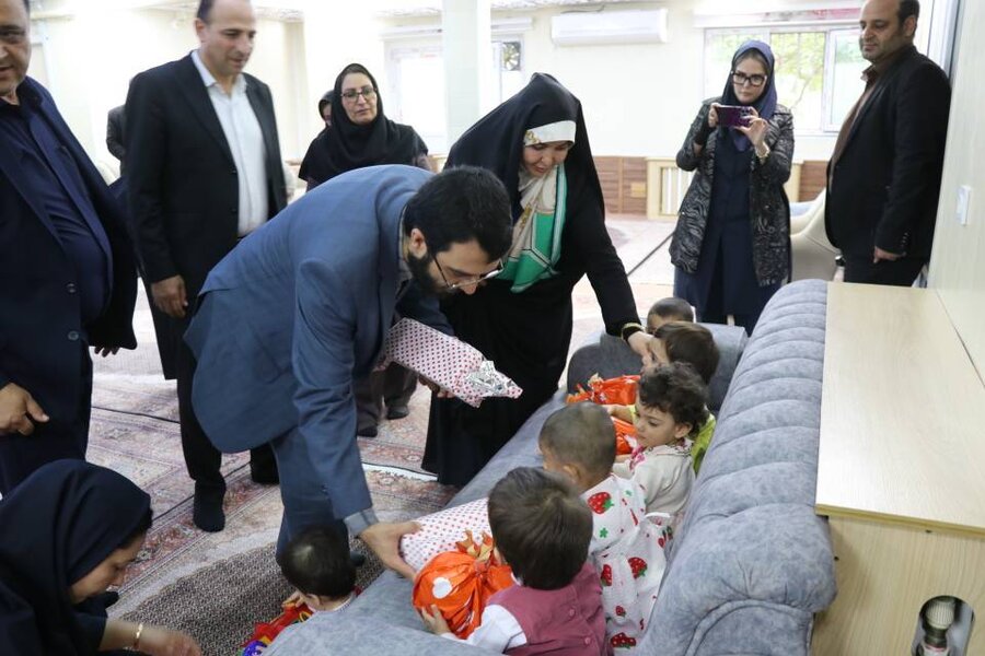 لبخند کودکان شیرخوارگاه مهر ارومیه در هفته ملی کودک با حضور مسئولان
