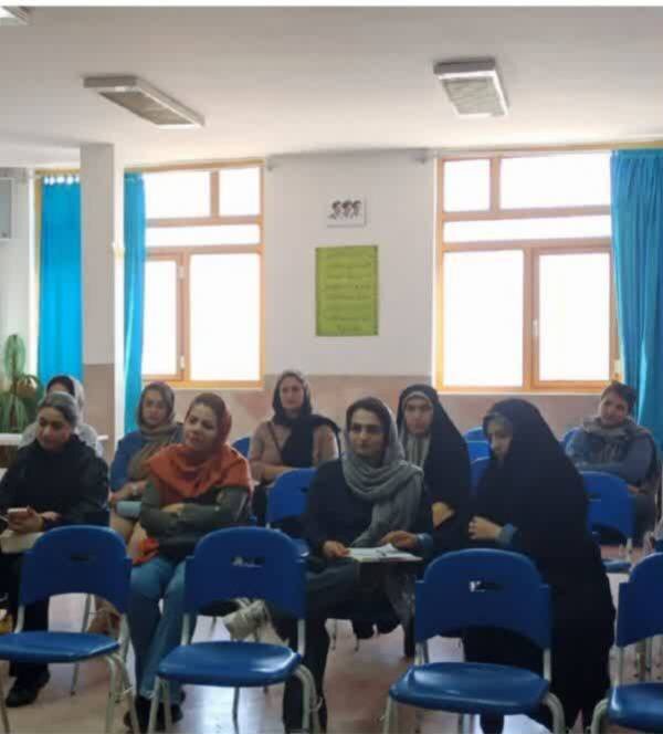 فیروزکوه |  برگزاری دوره آموزش خانواده و فرزندپروری در محله جاده قدیم مازندران