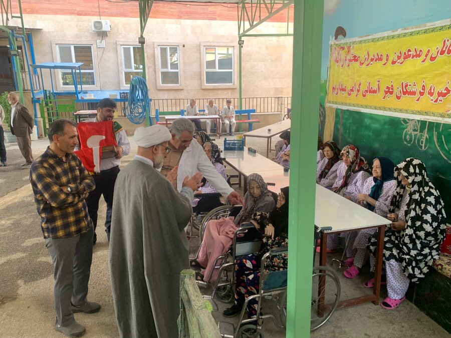 اسلامشهر | آیین پرچم‌گردانی گنبد حرم مطهر امام حسین (ع) در مرکز نگهداری سالمندان فرشتگان فجر آسمانی با محوریت طرح سلام‌محله