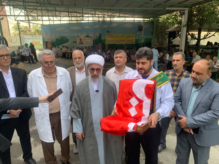 اسلامشهر | آیین پرچم‌گردانی گنبد حرم مطهر امام حسین (ع) در مرکز نگهداری سالمندان فرشتگان فجر آسمانی با محوریت طرح سلام‌محله