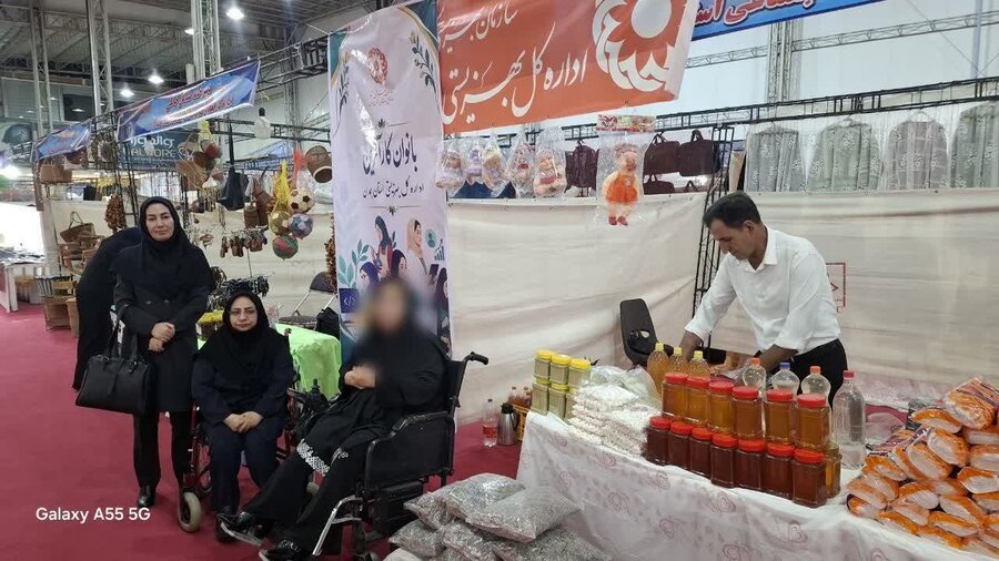 بازدید رئیس بهزیستی رزن از غرفه بانوان کارآفرین تحت پوشش در نمایشگاه بین‌المللی همدان