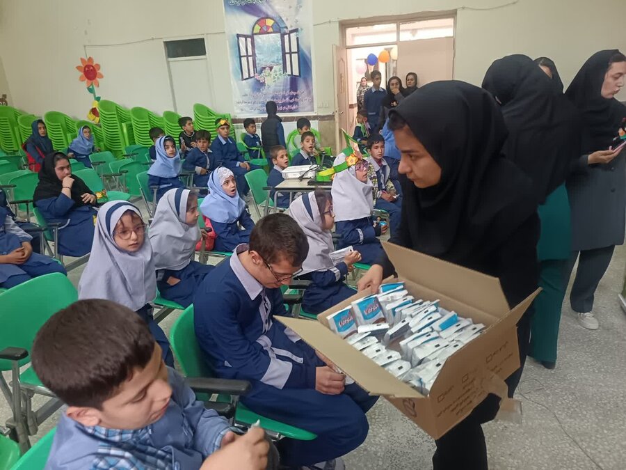 برگزاری جشن هفته ملی کودک ویژه دانشآموزان دارای کمتوانی ذهنی در تویسرکان
