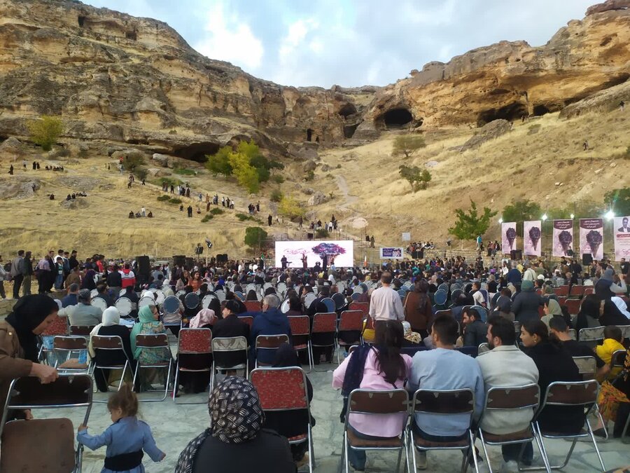 غرفه صنایع‌دستی مددجویان بهزیستی دیواندره در آیین «مهرگان» غار کرفتو برپا شد
