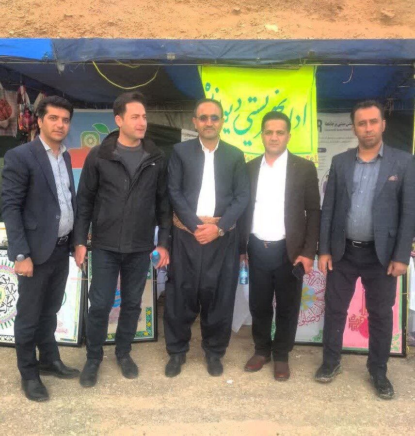 مسئولان شهرستان دیواندره از غرفه صنایع‌دستی مددجویان بهزیستی بازدید کردند