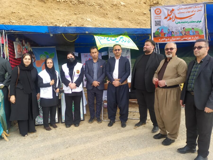 مسئولان شهرستان دیواندره از غرفه صنایع‌دستی مددجویان بهزیستی بازدید کردند
