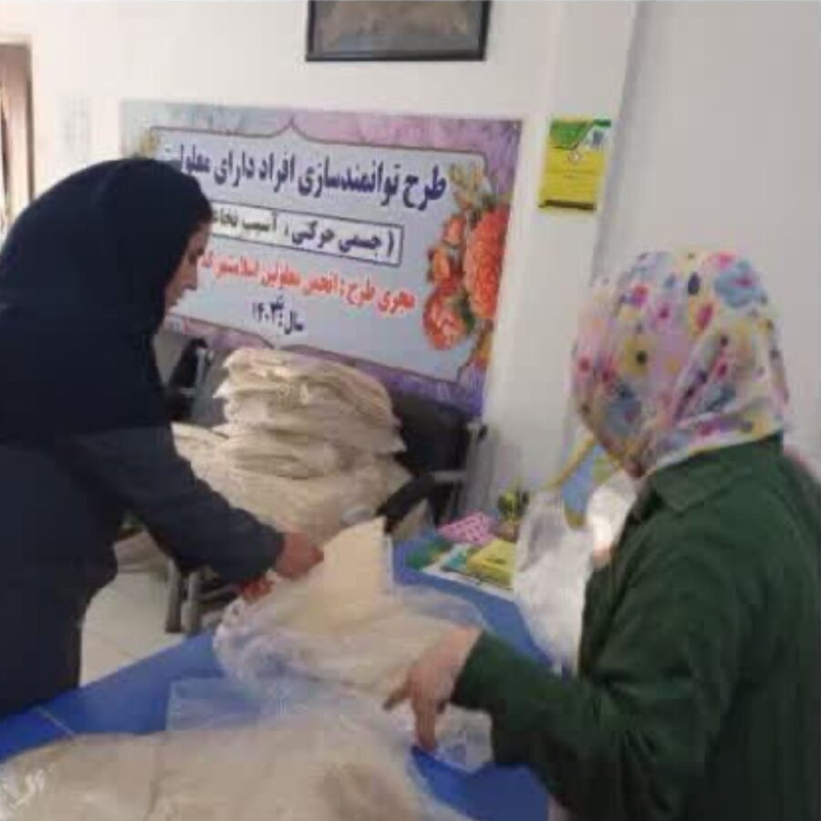 اسلامشهر |  اجرای پویش توزیع نان رایگان در قالب طرح «سلام محله» در مناطق کم‌برخوردار