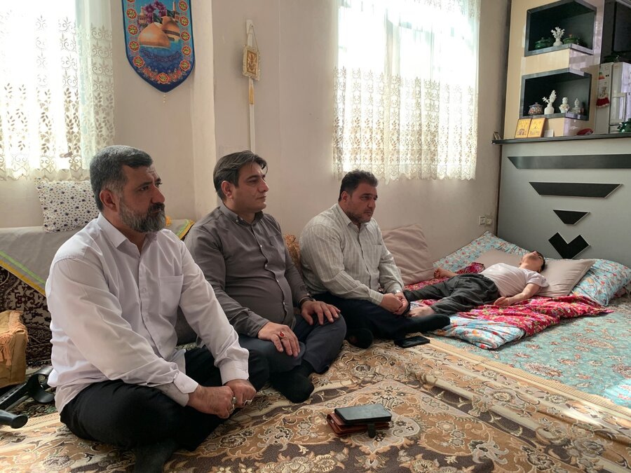 اسلامشهر | بازدید سرزده رئیس اداره بهزیستی از خانواده نیازمند دارای عضو معلول در محله کم‌برخوردار