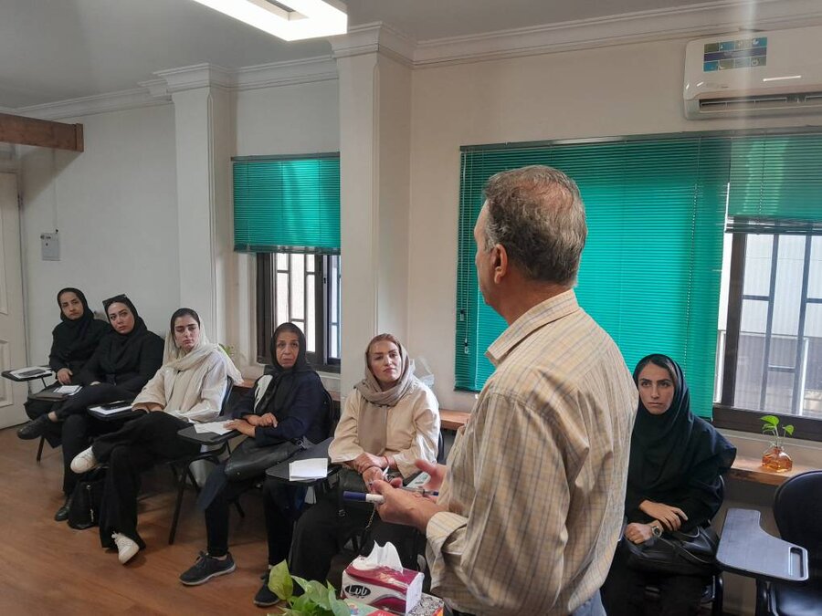 شمیرانات | برگزاری کارگاه آموزشی «کودک ایمن در سایه والدین آگاه» در مرکز سلامت اجتماعی خانواده به مناسبت هفته ملی کودک با رویکرد توانمندسازی
