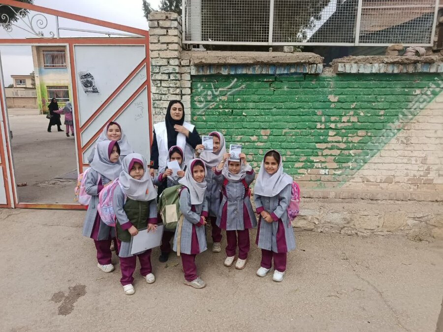 استقرار تیم سیار اورژانس اجتماعی بهار در روز جهانی کودک؛ معرفی خدمات خط ۱۲۳ به دانش‌آموزان