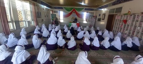 اردستان| برگزاری جلسه آموزشی مهارت «نه گفتن» برای دانش‌آموزان دختر اردستان