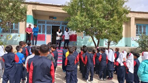 آشنایی دانش‌آموزان روستای آرپادره رزن با خدمات اورژانس اجتماعی و خط ۱۲۳