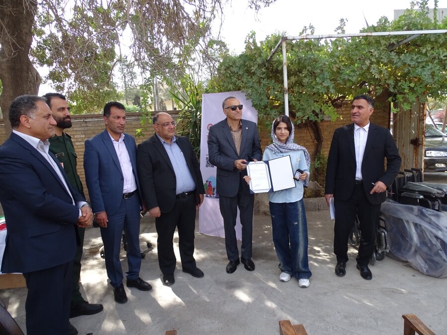 تجلیل مدیرکل بهزیستی فارس از قهرمان کاراته کشور و نایب‌قهرمان آسیایی در زرقان
