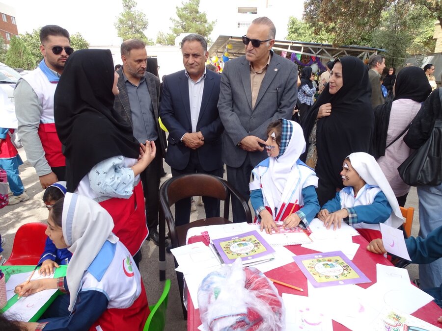 جلوه‌گری خلاقیت کودکان محلات کم‌برخوردار مرودشت در نمایشگاه نقاشی با محوریت سلامت روان و حقوق کودک