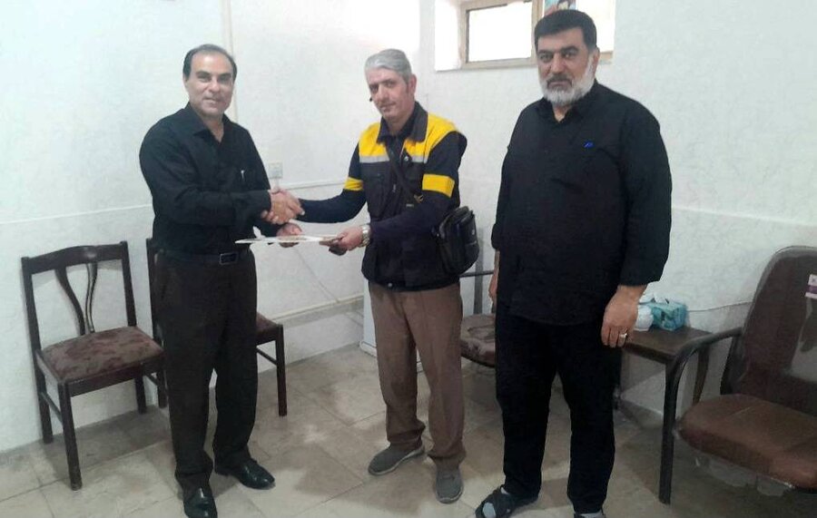 تقدیر رئیس بهزیستی میاندوآب از نامه‌رسان نمونه شهرستان به مناسبت روز پست