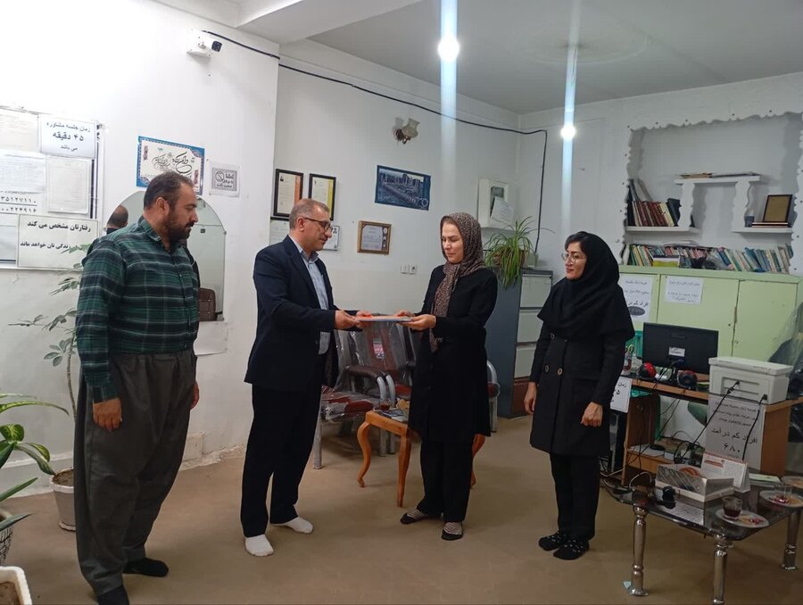 رئیس اداره بهزیستی دهگلان از روانشناس همکار به مناسبت هفته سلامت روان تجلیل کرد