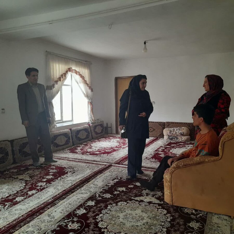 منازل توانخواهان دارای معلولیت شدید در روستای دولاب توسط مسئولان بهزیستی کردستان بازدید شد